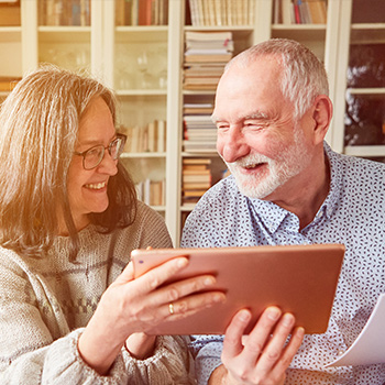 Älteres Paar am Tablet