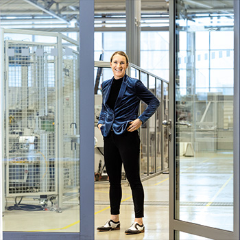 Frau bei der Arbeit im Fraunhofer Institut