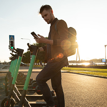 Student auf einem E-Roller