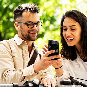 Ein Mann zeigt einer Frau etwas auf dem Smartphone