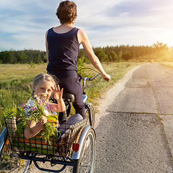 Mutter und Tochter fahren auf dem Land Fahrrad