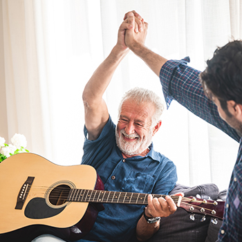 Musikunterricht für einen älteren Herren