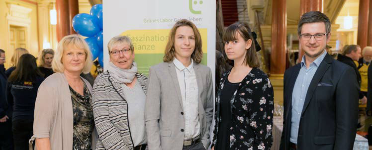 Zwei vom Labor-Team: Leiterin Dr. Ute Linemann und Laborantin Karin Sperling (v. li.). Und drei, die begeistert dort arbeiten: Bio-Lehrer Steve Wohlfarth mit den Schülern Emma Kunze sowie Paul Schreiber (v. re.)