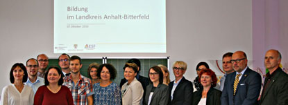 Gäste einer polnische Delegation posieren vor einer Präsentation
