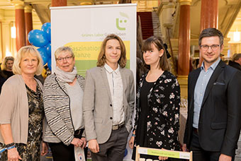 Gruppenbild zeigt Frau Dr. Ute Linemann, Karin Sperling, Steve Wohlfarth, Emma Kunze und Paul Schreiber