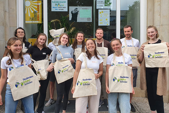 Gruppenbild einiger Mitglieder des Studenten bilden Schüler e.V.