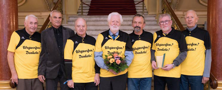 Geballte Erfahrung und ein guter Gedanke: „Wegwerfen? Denkste!“ Wolfgang Matschek hält den Demografiepreis Sachsen-Anhalt für das 1. Repair-Café Magdeburg in seinen Händen.