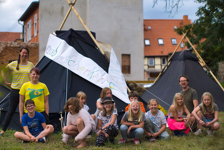 Kinder genießen die Zeit im Sommerlager der „Haltestelle“