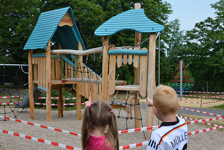 Kinder schauen auf ein Spielplatz