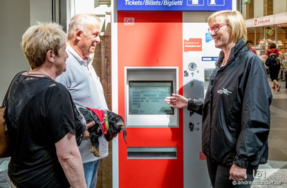 Das Mobilitätsteam der NASA GmbH berät am Fahrkartenautomaten