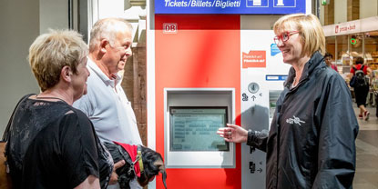 Das Mobilitätsteam der NASA GmbH berät am Fahrkartenautomaten