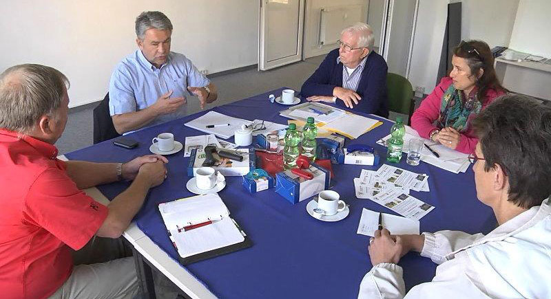 Beratung von Projektteilnehmern an einem Tisch
