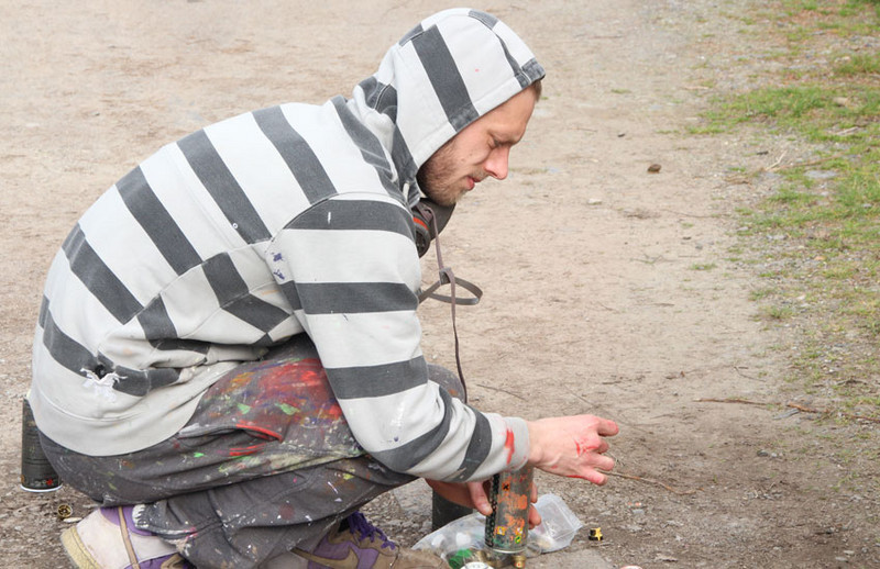 Grafitti-Künstler wechselt die Sprühdose