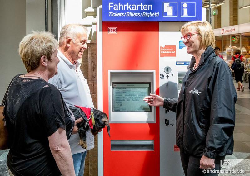 Das Mobilitätsteam der NASA GmbH berat am Fahrkartenautomat