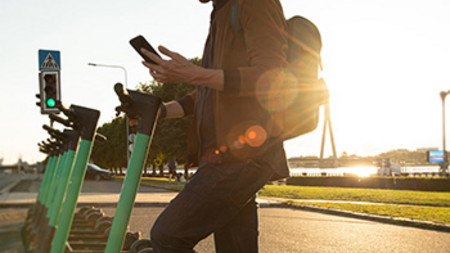 Student auf einem E-Roller