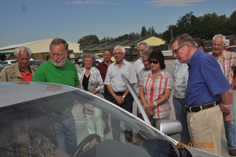 Einweisung einer Seniorengruppe an einem Fahrzeug