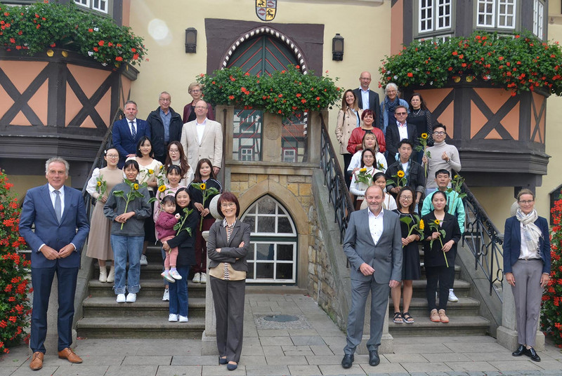 Personen stehen auf der Treppe des Rathauses von Überlingen