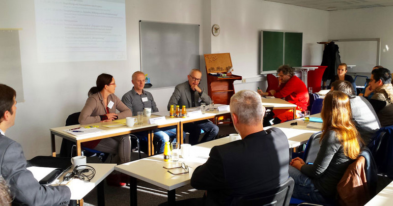 Besprechung der Projektgruppe in einem Klassenzimmer