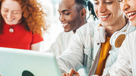 Junge Menschen arbeiten gemeinsam am Laptop